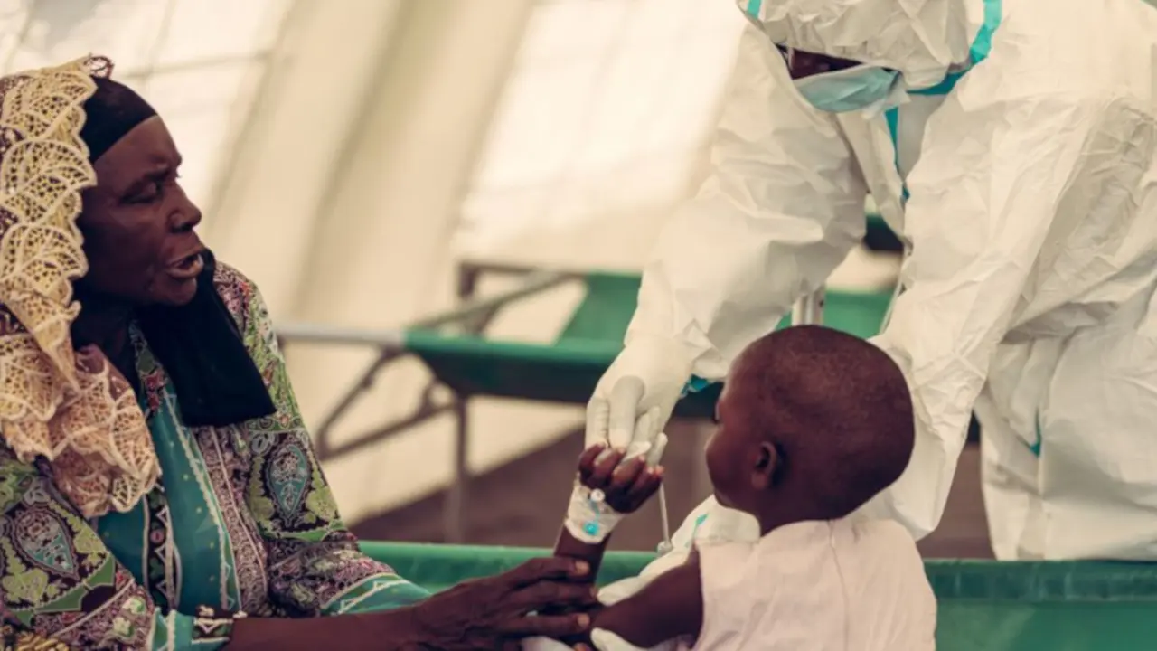 Un trabajador sanitario atiende a pacientes en un centro de tratamiento del cólera en una zona rural de Malawi - © UNICEF