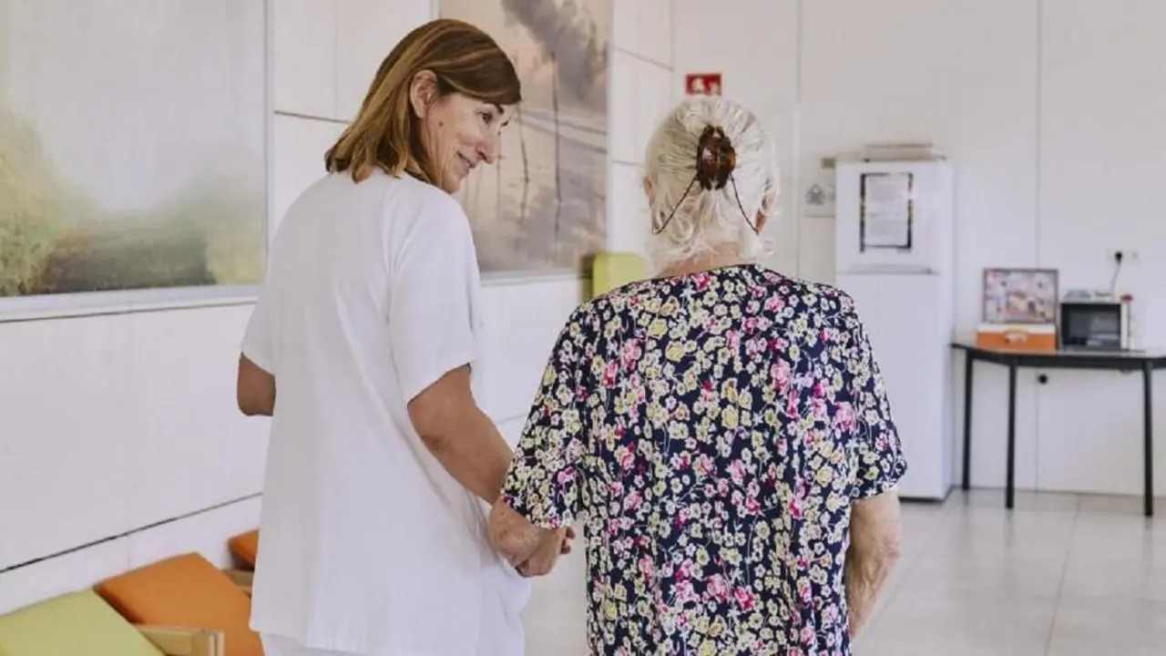 Los profesionales sanitarios trabajan con pacientes con enfermedades avanzadas - © Xavi Menós y Aarón León. Fundación "la Caixa"