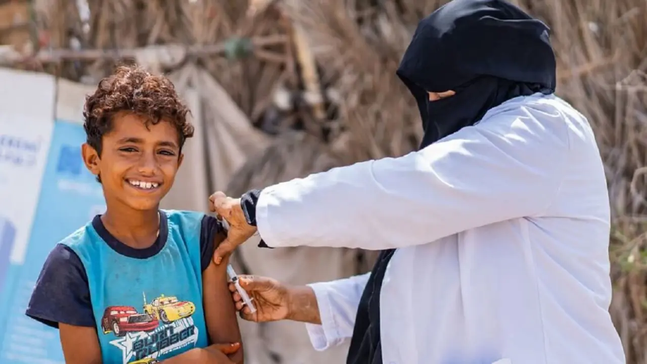 Un trabajador sanitario de Yemen vacuna a un niño durante una campaña de divulgación comunitaria -&nbsp;© UNICEF/Saleh Hayyan