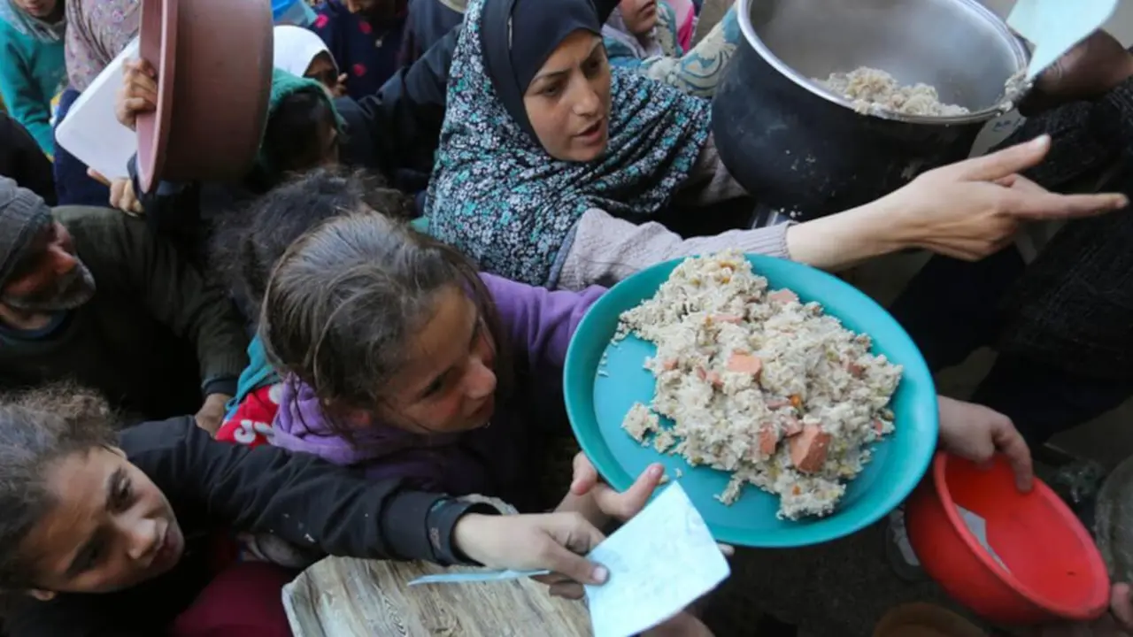 La gente de Gaza intenta desesperadamente conseguir comida en un punto de distribución de UNRWA - © UNRWA