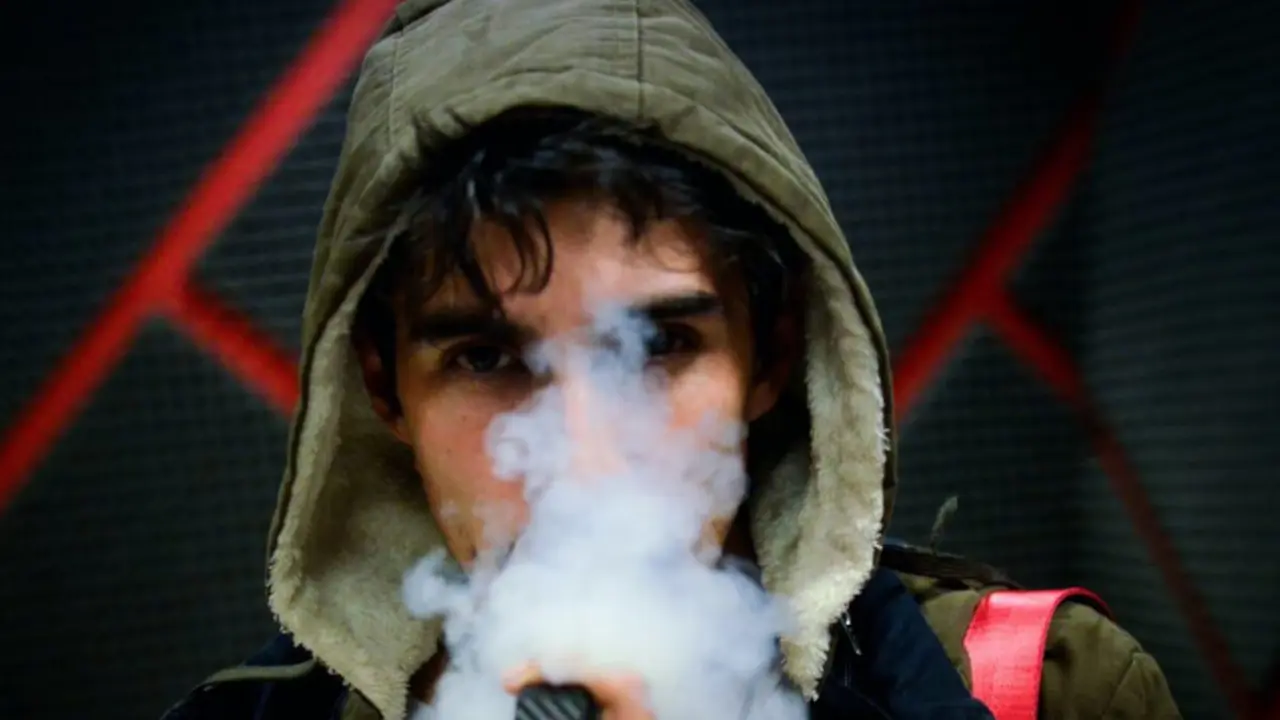 En muchos países se han registrado niveles alarmantes de consumo de cigarrillos electrónicos entre los adolescentes -UNSPLASH/Nery Zarate