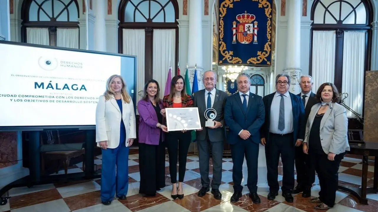 Miembros del Observatorio de Derechos Humanos de España con el alcalde de Málaga