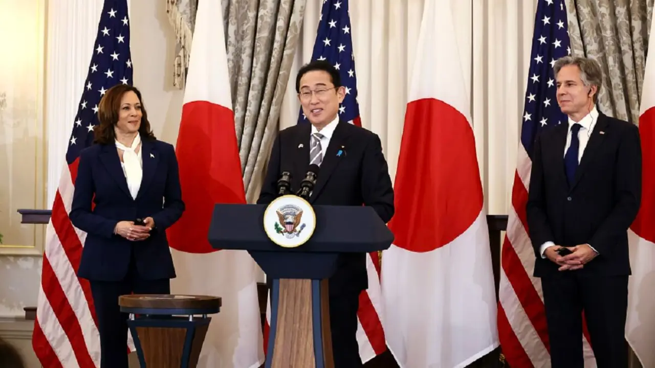 En su viaje de abril a Estados Unidos, el primer ministro Fumio Kishida ha consolidado la presencia de su industria de automóviles en la Luna. En imagen, con la vicepresidenta Kamala Harris y el secretario de Estado, Antony Blinken -&nbsp;PHOTO/US Congress