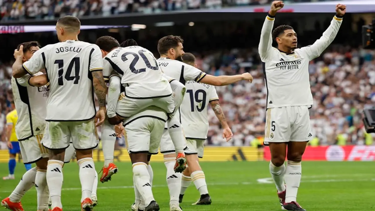 El centrocampista inglés del Real Madrid #5 Jude Bellingham celebra el segundo gol de su equipo durante el partido de fútbol de la liga española entre el Real Madrid CF y el Cádiz CF en el estadio Santiago Bernabéu de Madrid el 4 de mayo de 2024 - PHOTO/OSCAR DEL POZO / AFP