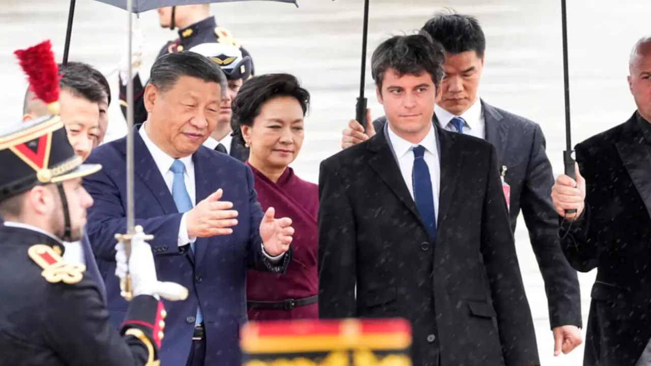 El primer ministro de Francia, Gabriel Attal, saluda al presidente de China, Xi Jinping, y a su esposa, Peng Liyuan, a su llegada para una visita oficial de Estado de dos días, en el aeropuerto de Orly, al sur de París, el 5 de mayo de 2024 - PHOTO/Michel Euler / POOL / AFP