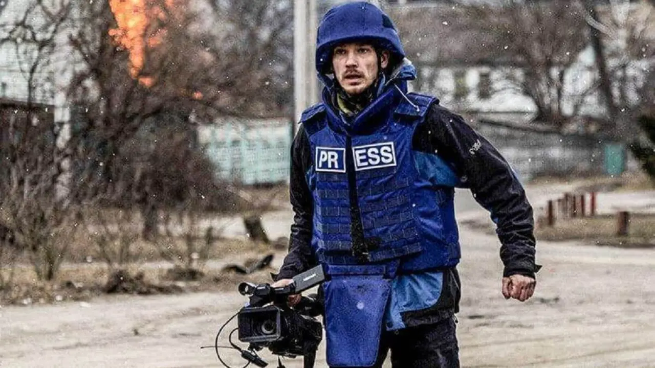 Un periodista corre para cubrirse después de un fuerte bombardeo mientras las tropas rusas avanzan hacia la capital, en Irpin, cerca de Kyiv, Ucrania 6 de marzo de 2022 -&nbsp;REUTERS/CARLOS BERRIA