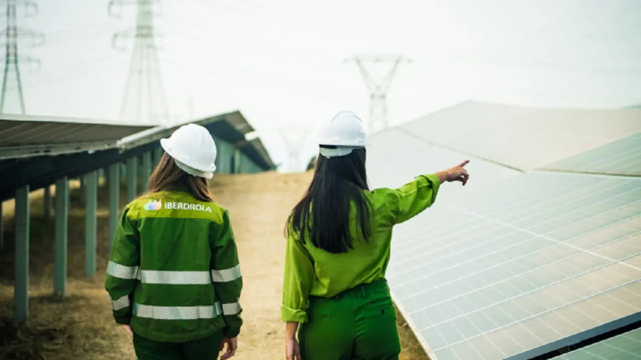 Trabajadoras de Iberdrola en una planta fotovoltaica