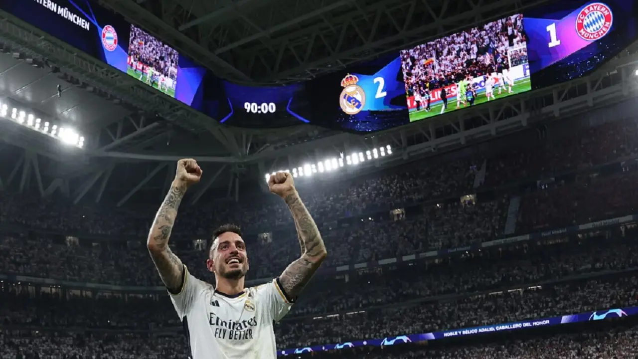 El delantero español del Real Madrid Joselu celebra la victoria al final del partido de fútbol de vuelta de semifinales de la UEFA Champions League entre el Real Madrid CF y el FC Bayern de Múnich en el estadio Santiago Bernabéu de Madrid el 8 de mayo de 2024 – PHOTO/Thomas COEX/AFP