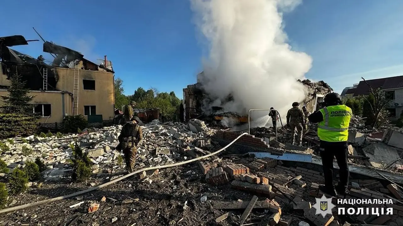 Esta fotografía tomada y difundida por la Policía Nacional de Ucrania el 10 de mayo de 2024, muestra a empleados del Servicio Estatal de Emergencias extinguiendo incendios de casas particulares destruidas por un bombardeo en Járkov, este de Ucrania, en medio de la invasión rusa en Ucrania – PHOTO/AFP PHOTO/POLICÍA NACIONAL DE UCRANIA