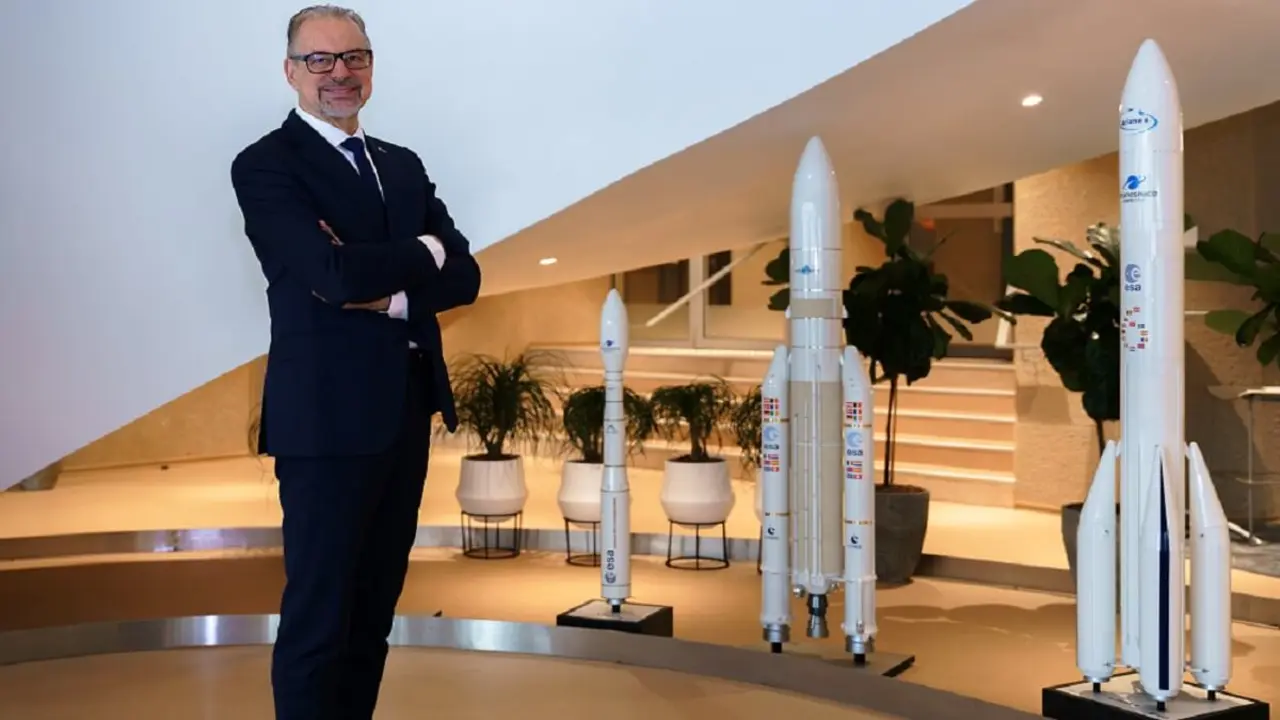 Con el Ariane 5 (centro) ya fuera de producción, el director general de la ESA, el austriaco Josef Aschbacher, afronta el reto del despegue inaugural del Ariane 6 (izquierda) y el retorno al vuelo del más pequeño Vega -&nbsp;PHOTO/ESA-D. Dos Santos