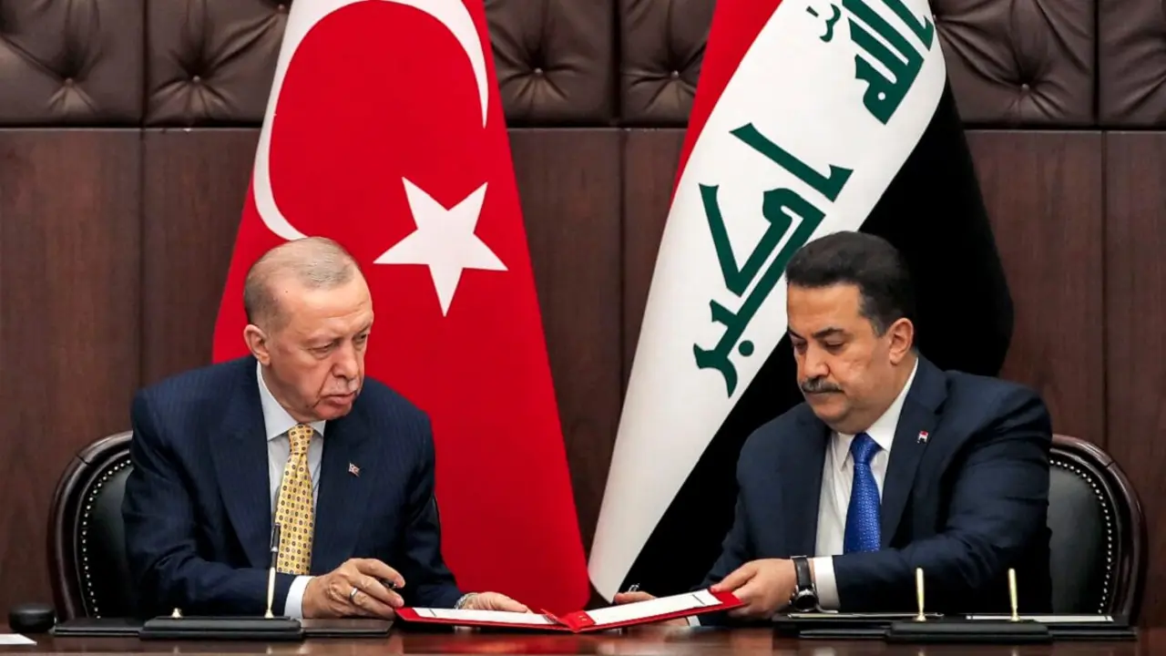 El primer ministro iraquí Mohammed Shia al-Sudani (d) y el presidente turco Recep Tayyip Erdogan intercambian acuerdos firmados durante su reunión en Bagdad el 22 de abril de 2024 - PHOTO/AHMAD AL-RUBAYE /POOL/AFP