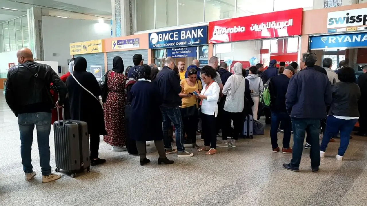 Pasajeros esperan su vuelo en el aeropuerto de Tánger Ibn Battuta – PHOTO/AFP