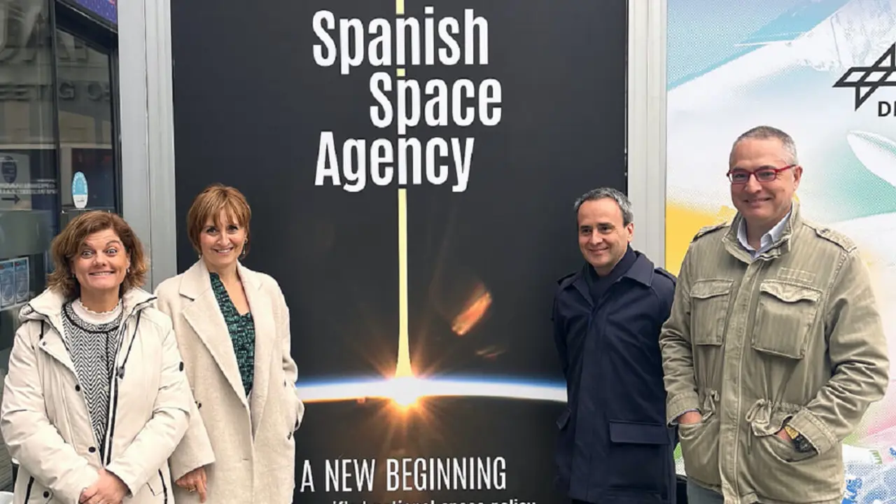 El nuevo director, Juan Carlos Cortés Pulido (derecha), tiene que pilotar y potenciar una organización con 13 meses de vida. En imagen, a las puertas de una reunión espacial internacional con parte del equipo directivo de la Agencia -&nbsp;PHOTO/AEE