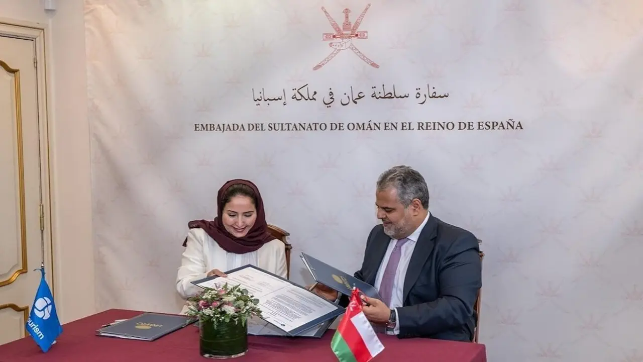El embajador de Omán en España, Omar al Kathiri, firma el acuerdo con Basmah Al Mayman, directora regional de Oriente Medio de la OMT