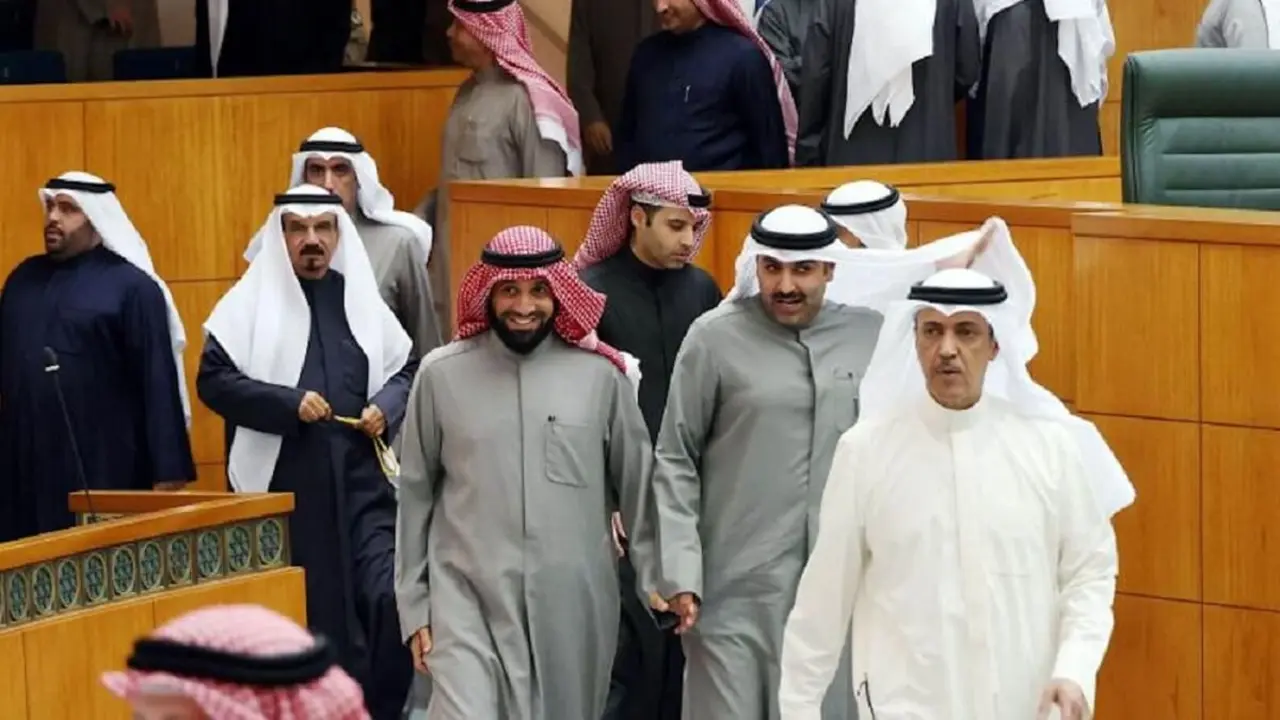 Diversos diputados kuwaitíes llegan para asistir a una sesión parlamentaria en la Asamblea Nacional en Ciudad de Kuwait el 16 de enero de 2024 – PHOTO/AFP