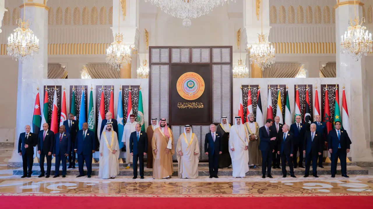 El rey de Bahréin, Hamad bin Isa al-Khalifa (centro), posando con líderes árabes en Manama el 16 de mayo de 2024, antes de la 33ª Cumbre de la Liga Árabe - BNA (Agencia de Noticias de Bahrein) / AFP