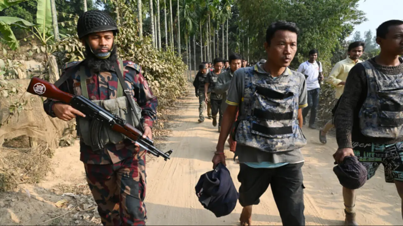 Personal de la Guardia de Fronteras de Bangladesh (BGB) detiene a miembros de la Policía de Fronteras de Myanmar (BGP) y de las fuerzas de seguridad que buscan refugio en la localidad bangladesí de Ukhia, junto a la frontera entre Bangladesh y Myanmar, en el distrito de Cox's Bazar, en Bangladesh, el 6 de febrero de 2024 -&nbsp;<a href="https://depositphotos.com/es/?/">Depositphotos</a>