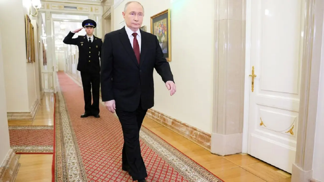 Vladimir Putin abandonó su residencia en el Kremlin para volar a Pekín al encuentro de Xi Jinping, una vez que se reunió con sus jefes militares y los altos responsables de la industria de defensa rusa -&nbsp;PHOTO/Kremlin