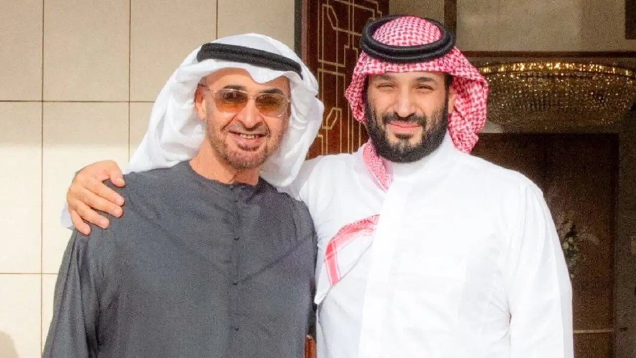 <p>El príncipe heredero saudí Mohammed bin Salman se reúne con el presidente de los Emiratos Árabes Unidos, el jeque Mohamed bin Zayed Al Nahyan, en Dammam, Arabia Saudí, el 17 de mayo de 2024 - PHOTO/Bandar Algaloud/Cortesía de la Corte Real Saudí/REUTERS</p>

