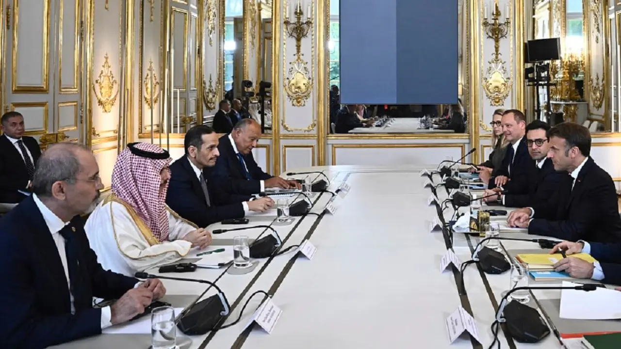 El presidente de Francia, Emmanuel Macron (dcha.), asiste a una reunión con el ministro de Asuntos Exteriores de Jordania, Ayman Safadi (izq.), el ministro de Asuntos Exteriores de Arabia Saudí, Faisal bin Farhane (2 izq.), el primer ministro de Qatar, Mohamed bin Abdulrahman bin Jassim Al Thani (3L), y el ministro de Asuntos Exteriores de Egipto, Sameh Shoukry (4L), para mantener conversaciones sobre la guerra en Gaza entre Israel y el grupo militante palestino Hamás, en el Palacio Presidencial del Elíseo en París, el 24 de mayo de 2024 – PHOTO/JULIEN DE ROSA/POOL/AFP
