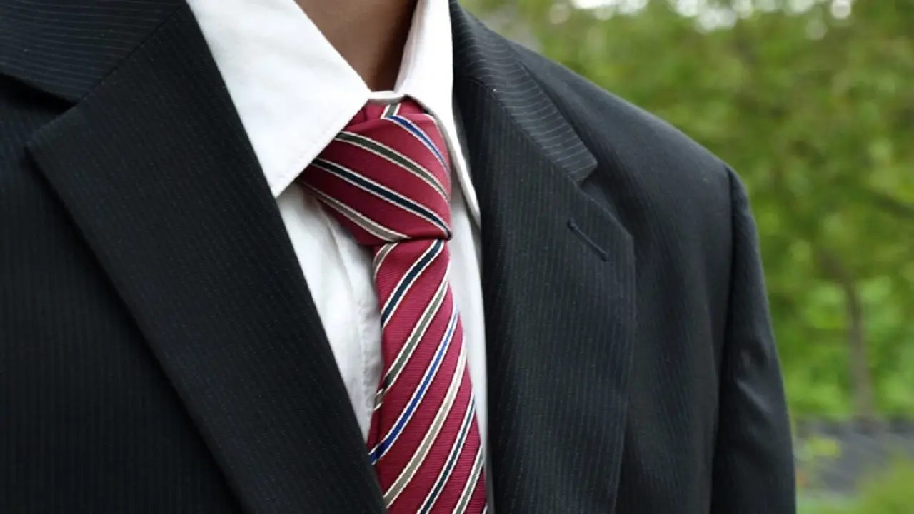 Hombre con traje y corbata - PHOTO/PIXABAY