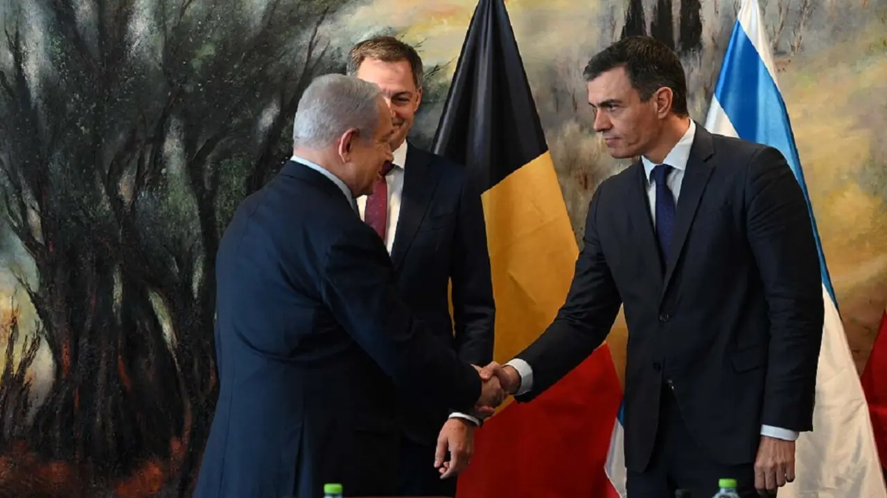 La tensión ya se mascaba en el saludo del presidente Sánchez al primer ministro Netanyahu durante su visita a Israel de noviembre pasado, acompañado por el belga Alexander de Croo -&nbsp;PHOTO/Pool Moncloa-Borja Puig de la Bellacasa