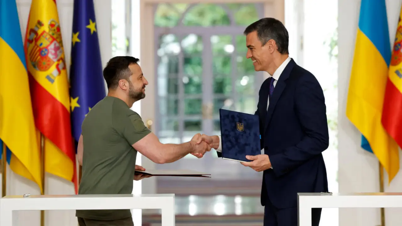 El presidente de Ucrania, Volodymyr Zelensky, le da la mano al primer ministro, Pedro Sánchez, después de firmar un acuerdo de seguridad en el Palacio de la Moncloa en Madrid el 27 de mayo de 2024 - OSCAR DEL POZO / AFP