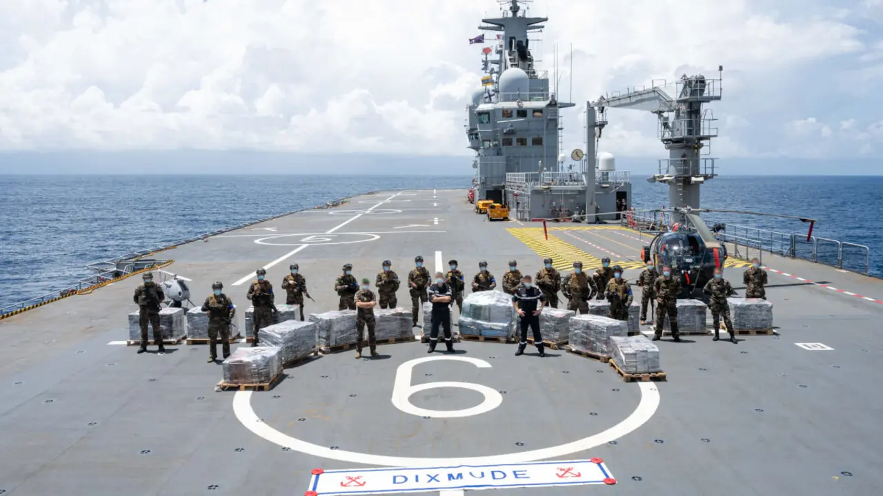 Soldados franceses a bordo del portahelicópteros anfibio francés (PHA) Dixmude en el Golfo de Guinea, junto a las seis toneladas de cocaína - AFP / Marine Nationale / Corentin CHARLES