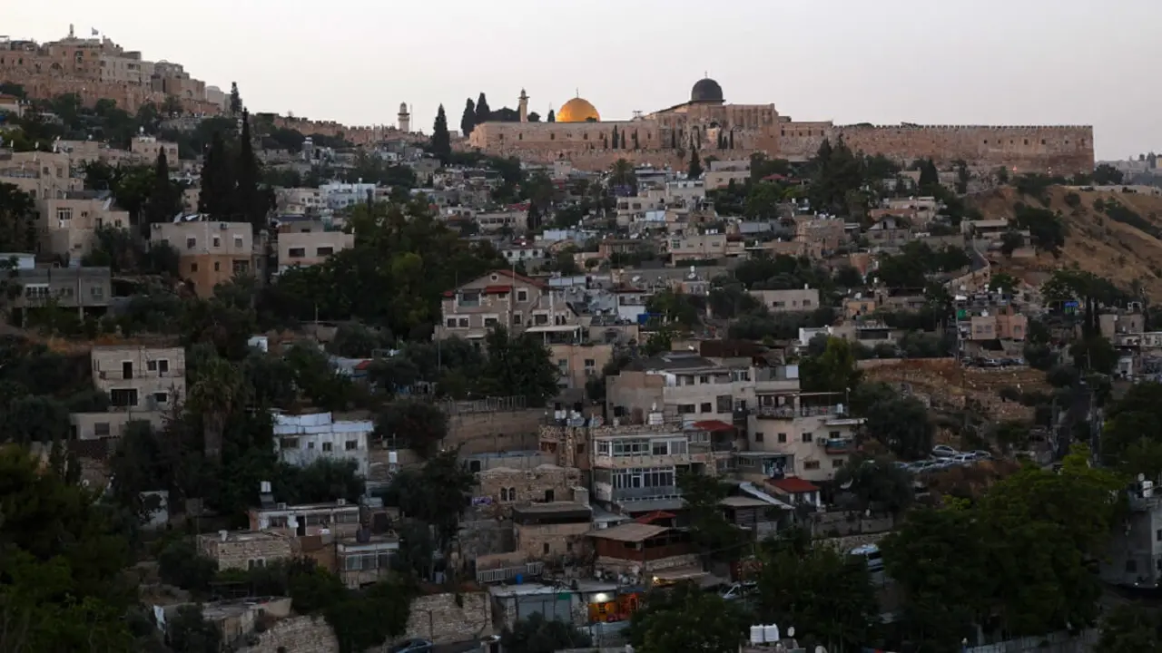 Esta imagen tomada desde el Monte de los Olivos muestra una vista del recinto de la mezquita de Al-Aqsa y su Cúpula de la Roca en la Ciudad Vieja de Jerusalén el 22 de mayo de 2024 - PHOTO/AHMAD GHARABLI/AFP