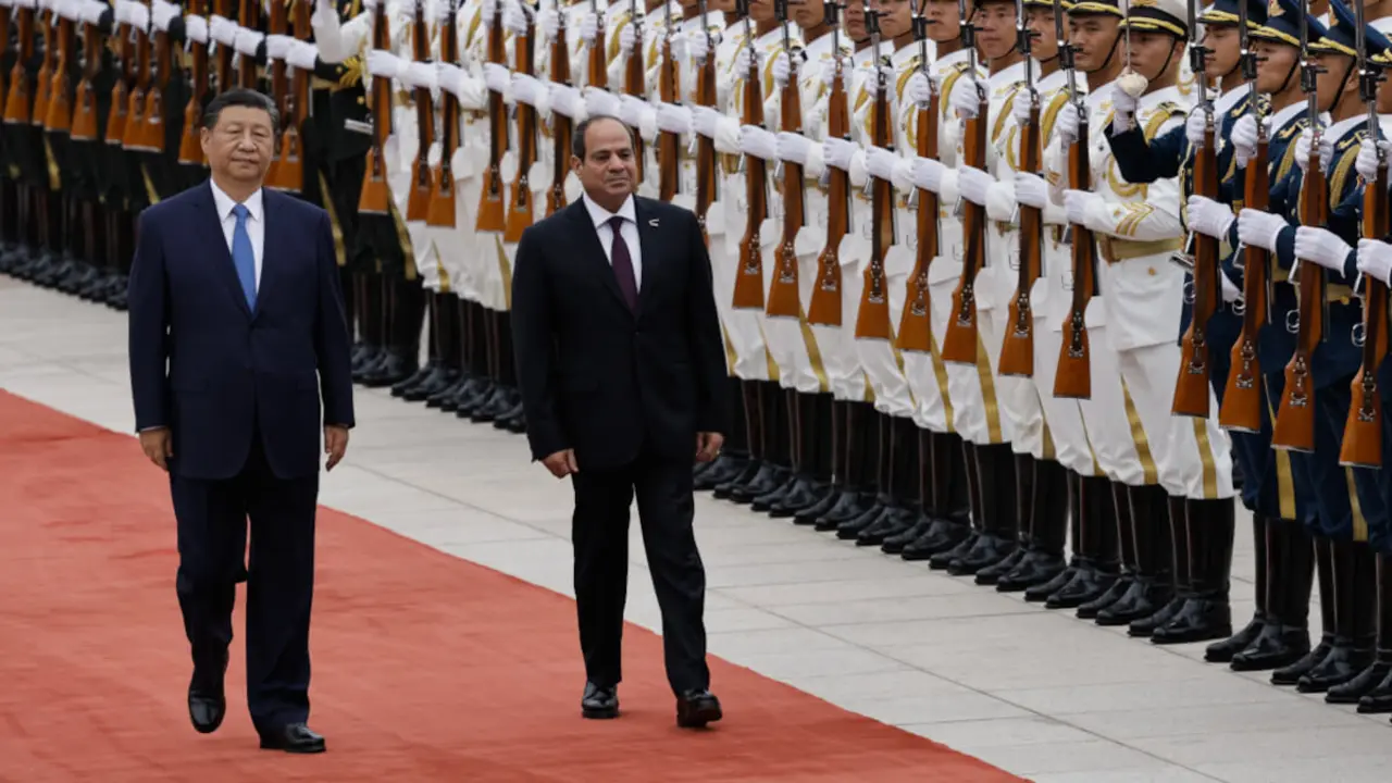 El presidente chino, Xi Jinping, y el presidente egipcio, Abdel Fattah al-Sisi, pasan revista a la guardia de honor durante una ceremonia de bienvenida en el Gran Salón del Pueblo de Pekín, el 29 de mayo de 2024 - PHOTO/TINGSHU WANG / POOL / AFP