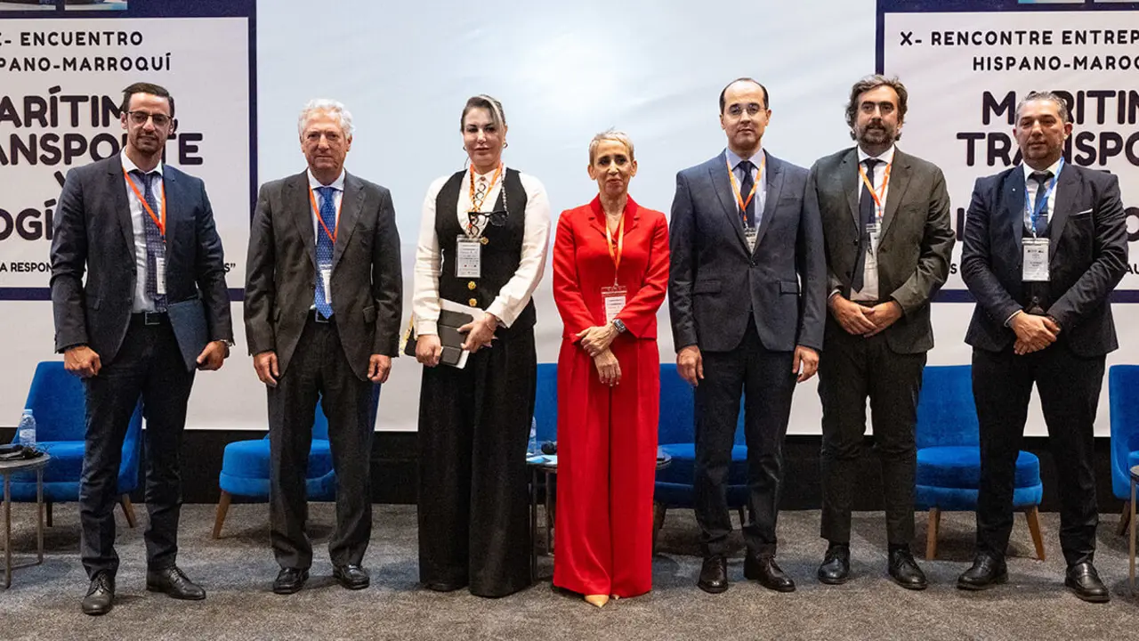 Rafael Olivares, subdirector adjunto de Explotación en el Puerto de la Bahía de Algeciras, Amal Boussouf, directora de la Cámara de Comercio de España en Tánger, Mourad Erraguragui, vicepresidente de la Asociación Internacional Marroquí de Transporte por Carretera (AMTRI), Khadija Tamba, directora general del grupo Maroc Force Emploi, Georges Bassoul, director general de Baleària, y Khalid Ramy, jefe del Departamento de Transporte Internacional de Renault Marruecos - PHOTO/ATALAYAR