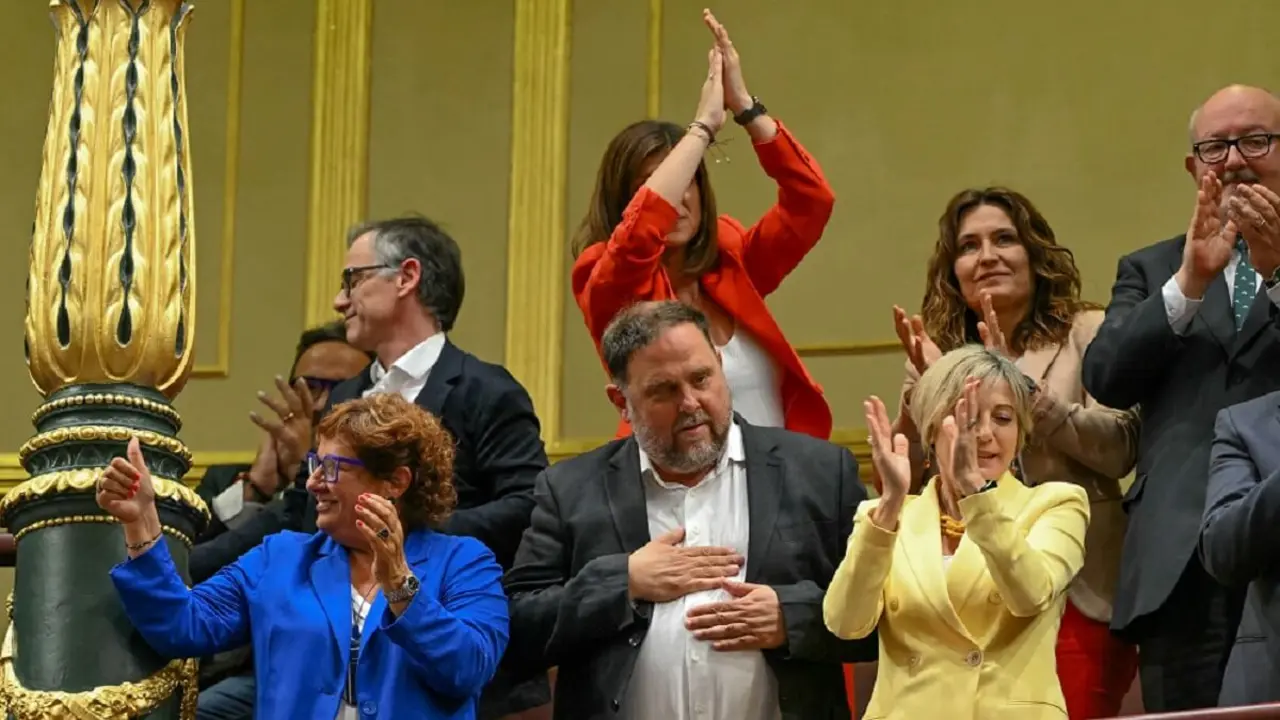 El presidente del partido separatista catalán Esquerra Republicana de Catalunya (ERC), Oriol Junqueras (Centro), gesticula mientras celebra tras la aprobación final de la ley de amnistía para los separatistas catalanes durante una sesión plenaria en el Congreso en Madrid, el 30 de mayo de 2024 – PHOTO/JAVIER SORIANO/AFP