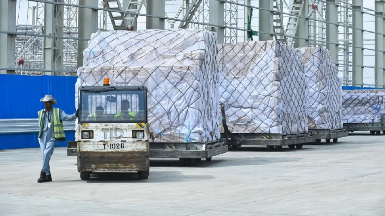Trabajadores trasladan mercancías fuera del centro logístico de comercio electrónico en Addis Abeba, Etiopía, el 29 de febrero de 2024 – PHOTO/Michael Tewelde/XINHUA/Xinhua vía AFP
