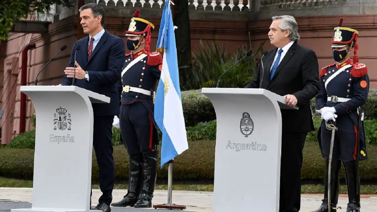 Pedro Sánchez visitó Argentina en junio de 2021 y mantuvo un encuentro con el entonces presidente Alberto Fernández. Con Javier Milei todavía no se ha producido una entrevista &nbsp;-&nbsp;PHOTO/Pool Moncloa-Borja Puig de la Bellacasa
