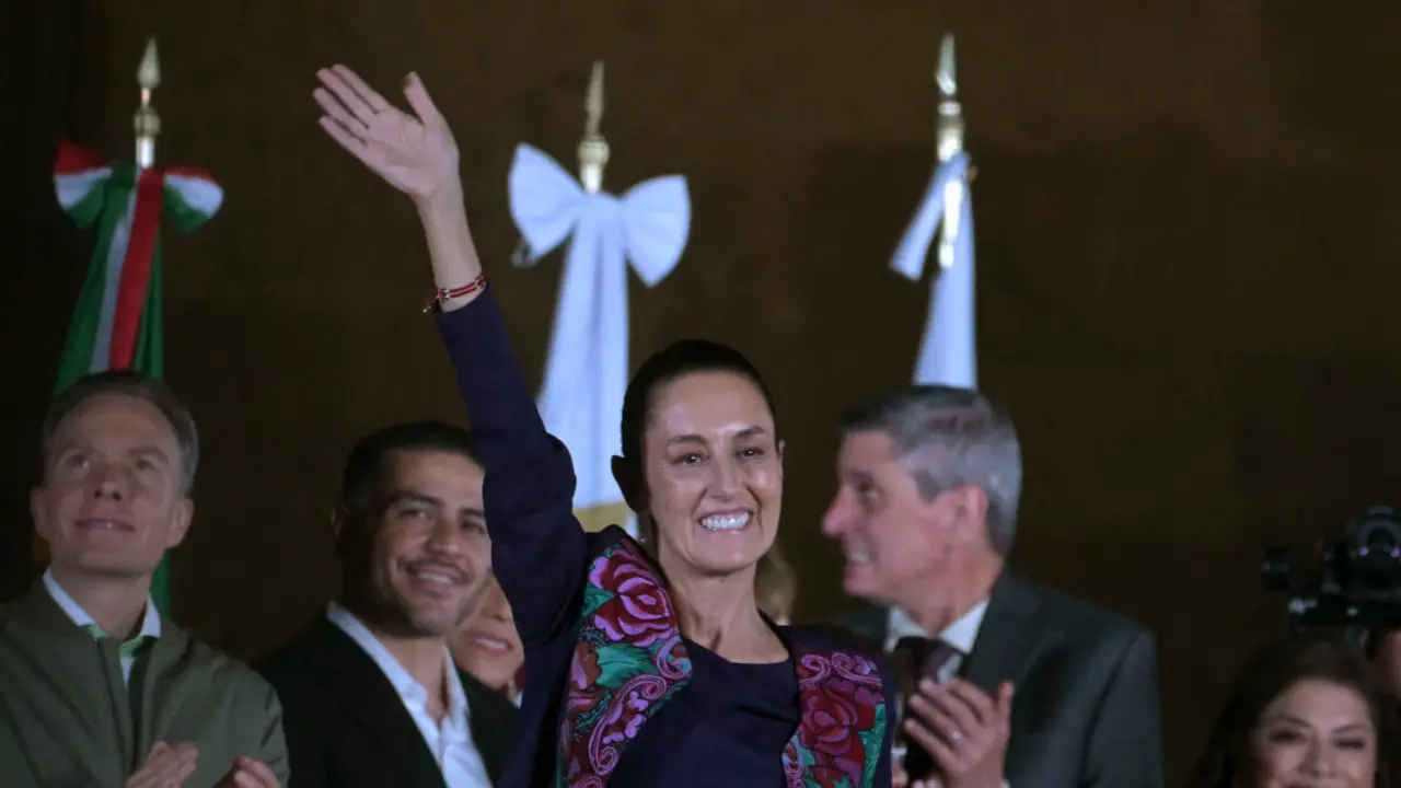 La candidata presidencial de México por el partido Morena, Claudia Sheinbaum, celebra tras los resultados de las elecciones generales en la Plaza del Zócalo de la Ciudad de México, el 3 de junio de 2024 - YURI CORTEZ / AFP