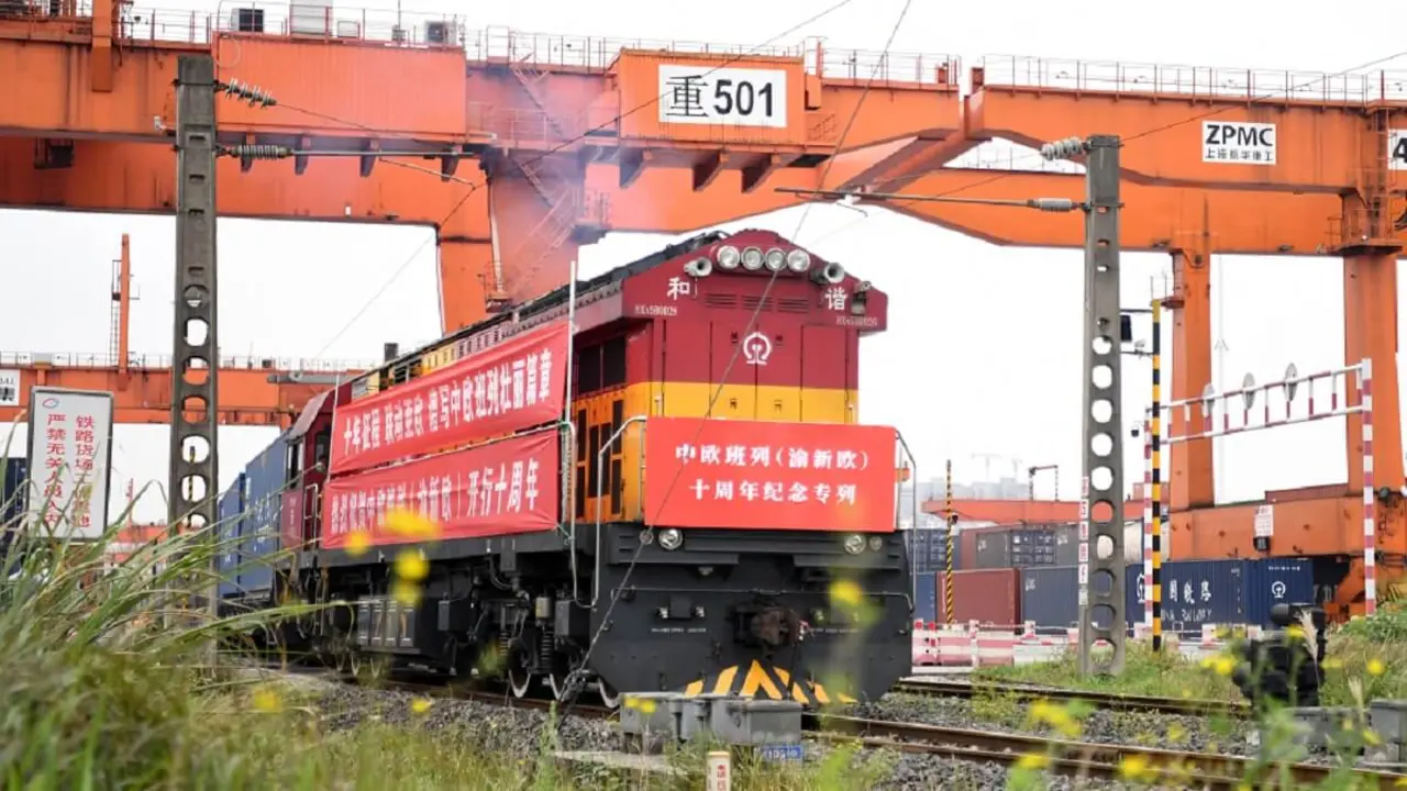 Un tren de mercancías Yuxin'ou (Chongqing-Xinjiang-Europa) China-Europa sale de la estación de Tuanjie Village, en el municipio suroccidental chino de Chongqing, el 19 de marzo de 2021 – PHOTO/Xinhua/Tang Yi/Xinhua vÍa AFP/XINHUA/Tang Yi