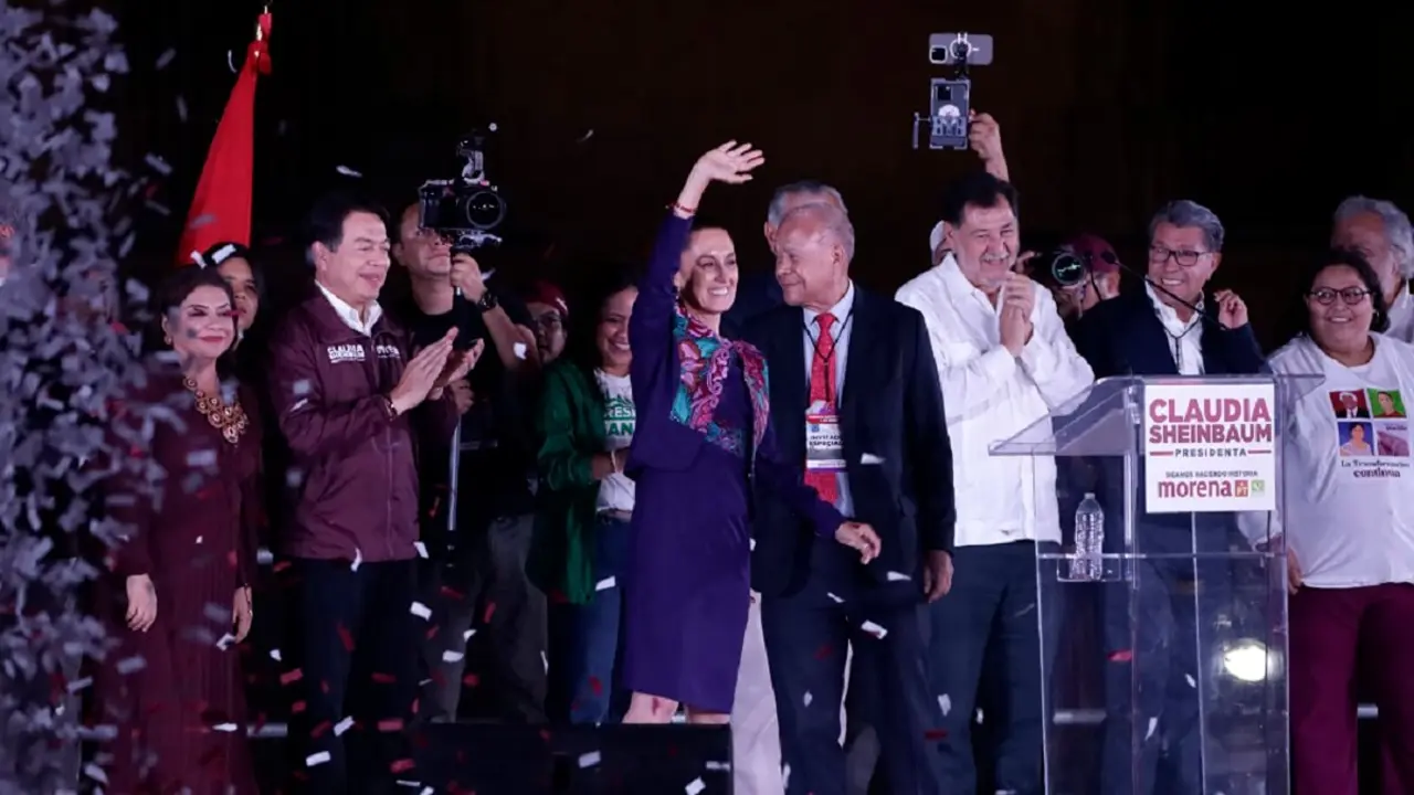 La candidata a la Presidencia de México, Claudia Sheinbaum Pardo, es acompañada por la candidata a la Jefatura de Gobierno de la Ciudad de México, Clara Brugada, y Mario Delgado tras dar un mensaje en el Zócalo capitalino para anunciar que ganará la contienda electoral al término de las elecciones generales de México el 3 de junio de 2024 – PHOTO/Eyepix/NurPhoto/NurPhoto vía AFP
