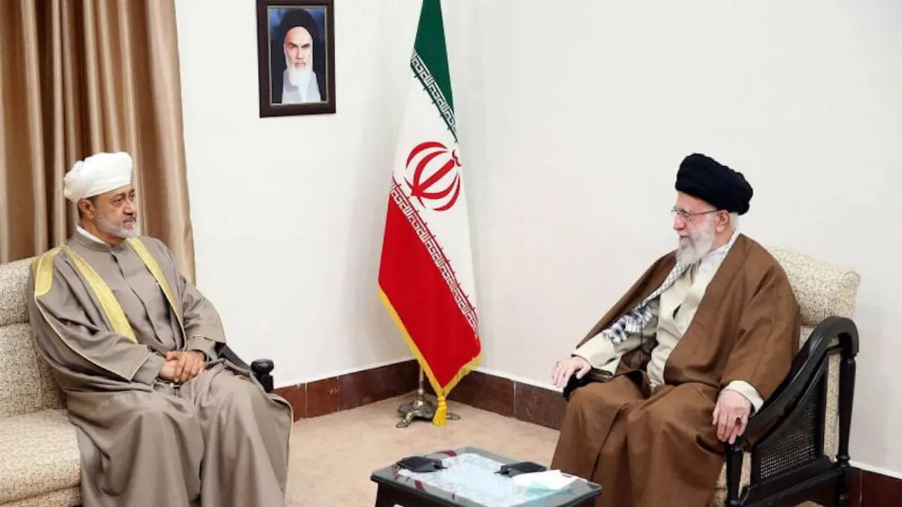 El líder supremo de Irán, el ayatolá Ali Jamenei, se reúne con el sultán de Omán, Haitham bin Tariq, en Teherán, Irán, el 29 de mayo de 2023 - PHOTO/AFP
