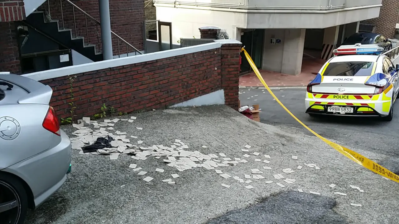 Esta fotografía proporcionada por el Ministerio de Defensa de Corea del Sur muestra objetos no identificados que se cree que son basura norcoreana de globos que cruzaron la frontera intercoreana, en una calle de Seúl - Foto de Handout / Ministerio de Defensa de Corea del Sur / AFP