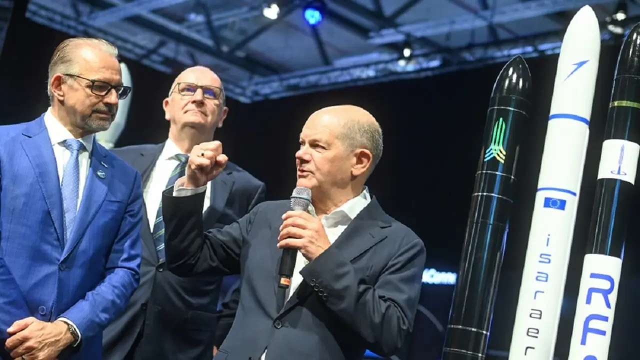 El canciller Olaf Scholz apoya sin fisuras al sector espacial alemán y expresa a las compañías de cohetes Isar Aerospace y Rocket Factory Augsburg (RFA) que el Gobierno Federal sigue de cerca sus actividades -&nbsp;PHOTO/Messe Berlín GmbH