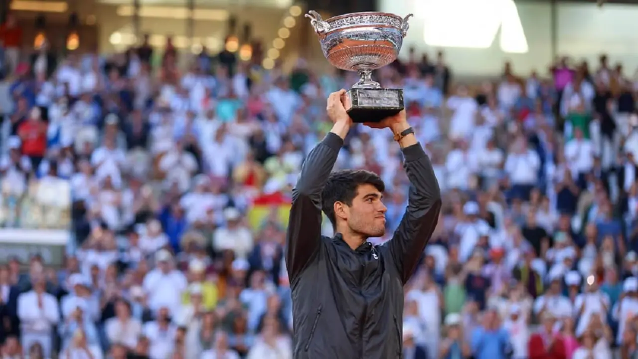 Carlos Alcaraz juega durante la final de Roland Garros 2024 en París, Francia, el 09 de junio de 2024 – PHOTO/Olimpik/NurPhoto/NurPhoto via AFP