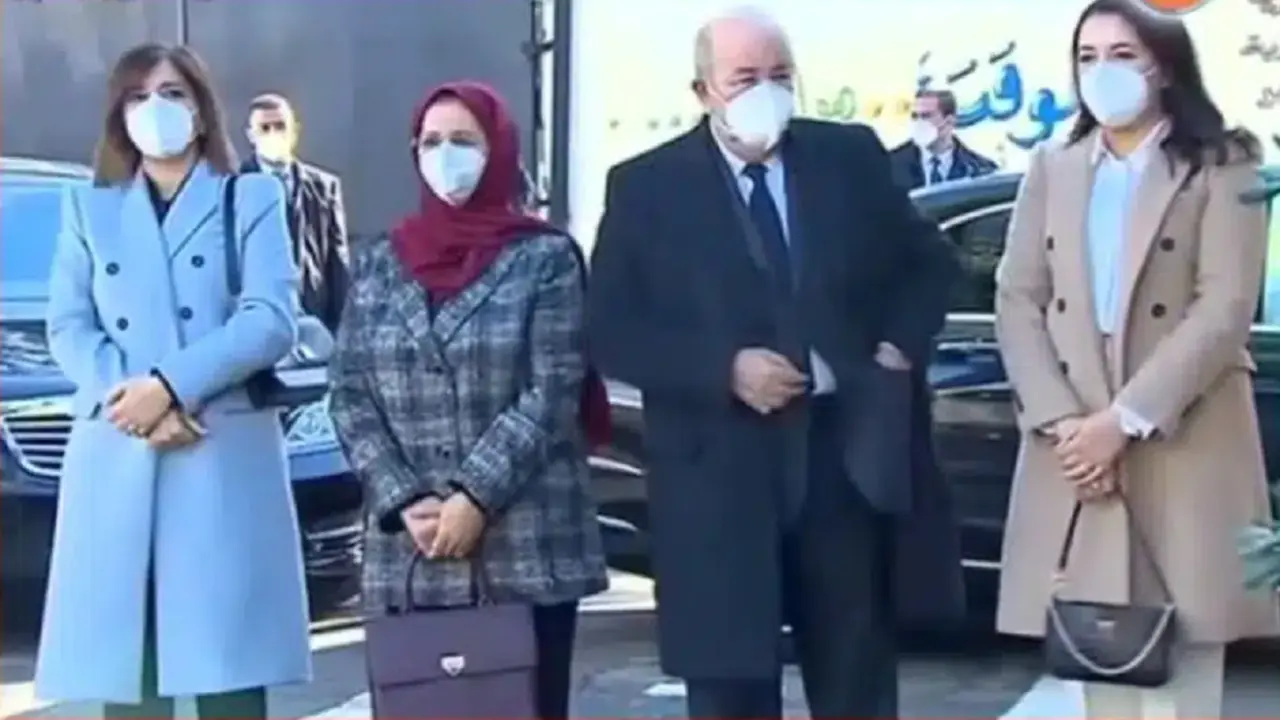 Abdelmadjid Tebboune con su esposa Fatima-Zohra y sus hijas Saloua (izquierda) y Maha (derecha)