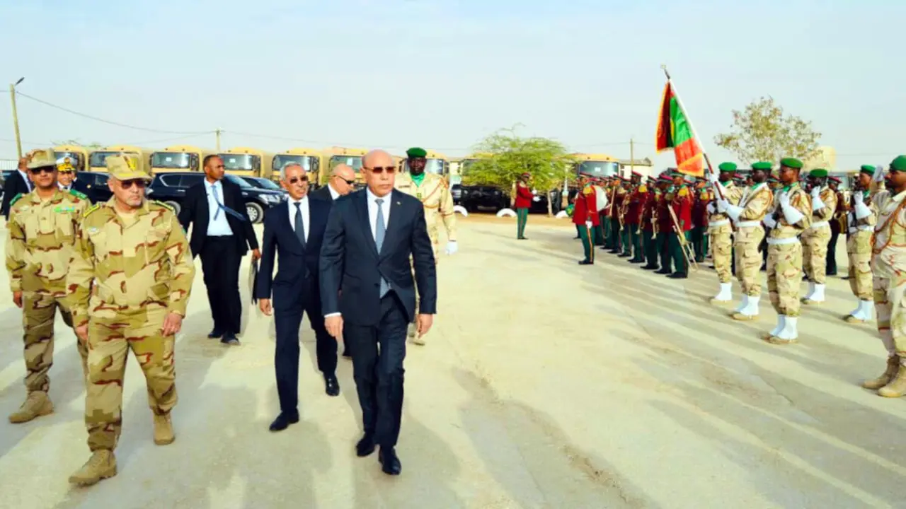 El presidente de Mauritania, Mohamed Ould Ghazouani, acompañado del ministro de Defensa,Hanena Ould Sidi, y el comandante de Estado Mayor, Mokhtar Bolle Chabaane, inspeccionan modelos de nuevo equipo militar - PHOTO/Ejército Nacional de Mauritania