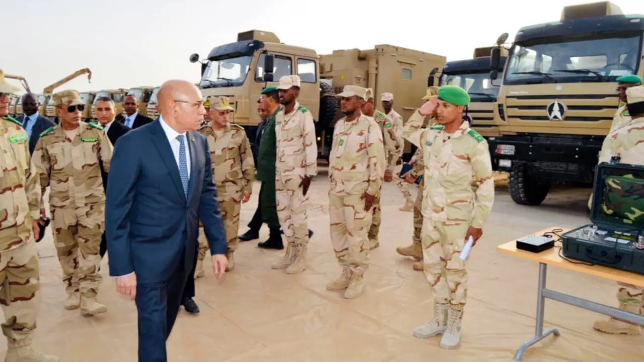 El presidente de Mauritania, Mohamed Ould Ghazouani, acompañado del ministro de Defensa, Hanena Ould Sidi, y el comandante de Estado Mayor, Mokhtar Bolle Chabaane, inspeccionan modelos de nuevo equipo militar <strong>- PHOTO/Ejército Nacional de Mauritania</strong>