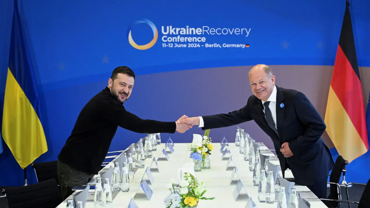 El presidente ucraniano Volodymyr Zelensky y el canciller alemán Olaf Scholz al inicio de una reunión bilateral al margen de la Conferencia de Recuperación de Ucrania en Berlín - Annegret Hilse / POOL / AFP
