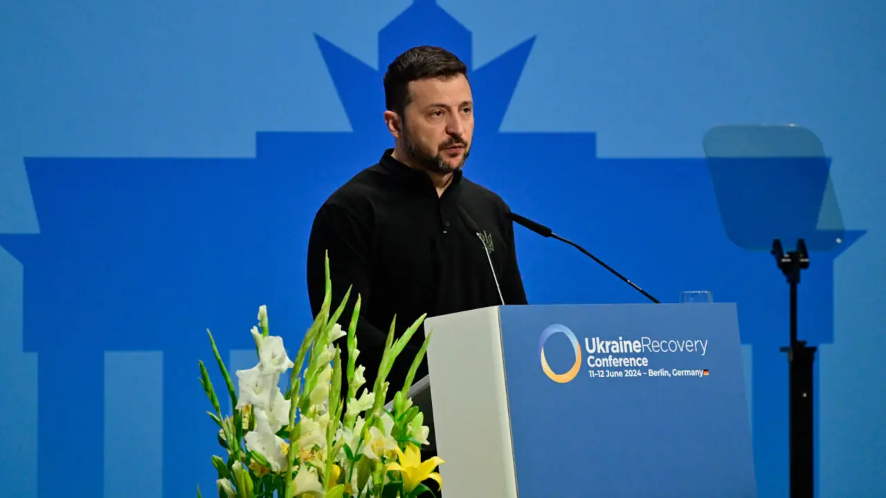 El presidente ucraniano, Volodymyr Zelensky, pronuncia un discurso en la Conferencia de Recuperación de Ucrania en Berlín - JOHN MACDOUGALL / AFP