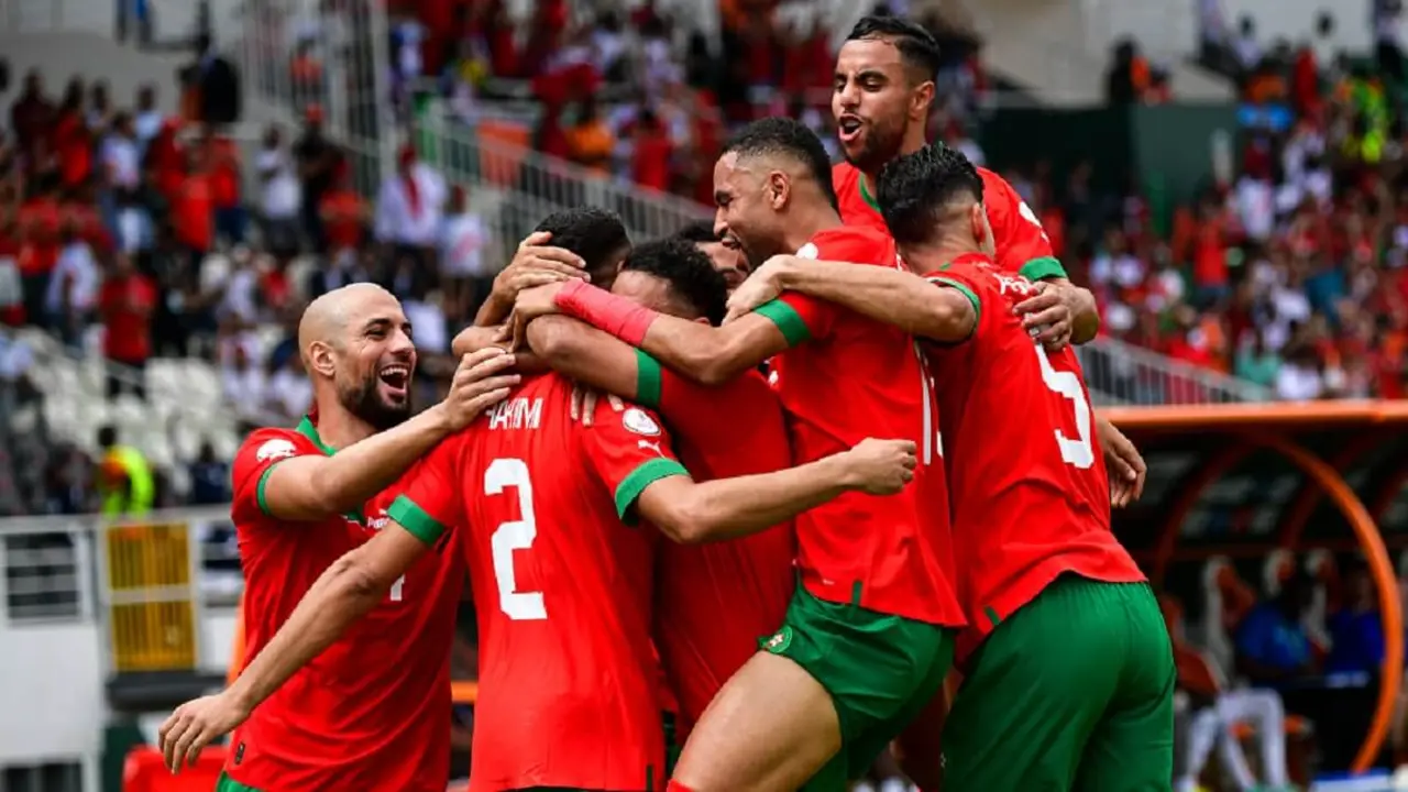 El defensa marroquí Achraf Hakimi celebra con sus compañeros tras marcar el primer gol de su equipo durante el partido de fútbol del grupo F de la Copa Africana de Naciones (CAN) 2024 entre Marruecos y la RD del Congo en el Stade Laurent Pokou de San Pedro el 21 de enero de 2024 – PHOTO/SIA KAMBOU/AFP