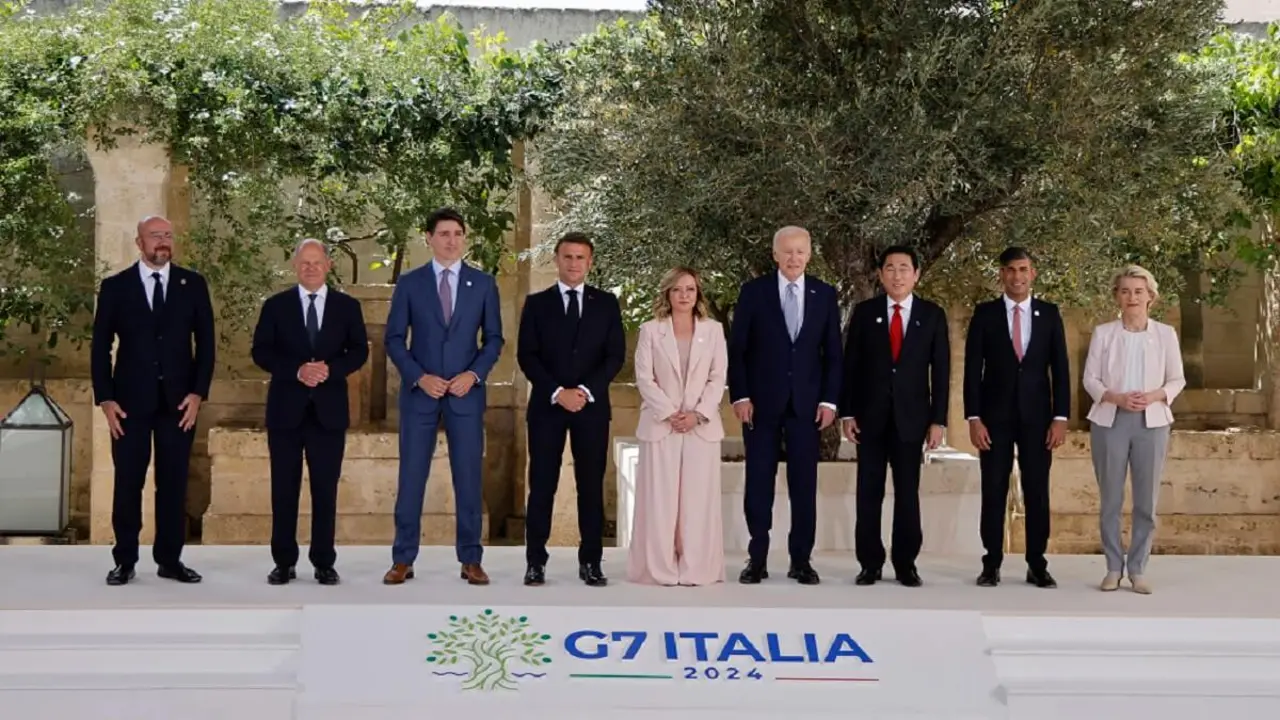 De izquierda a derecha: el presidente del Consejo Europeo, Charles Michel, el canciller alemán, Olaf Scholz, el primer ministro canadiense, Justin Trudeau, el presidente francés, Emmanuel Macron, la primera ministra italiana, Giorgia Meloni, el presidente estadounidense, Joe Biden, el primer ministro japonés, Fumio Kishida, el primer ministro británico, Rishi Sunak, y la presidenta de la Comisión Europea, Ursula von der Leyen, posan para una foto de familia en el complejo turístico de Borgo Egnazia durante la cumbre del G7 que Italia acoge en la región de Apulia – PHOTO/Ludovic MARIN/AFP