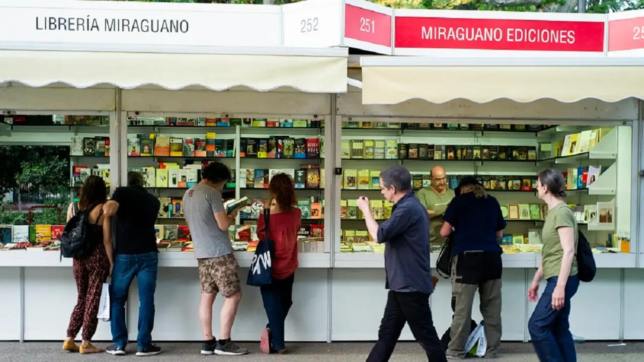 Visitantes en la feria del libro de Madrid, España, con sus autores firmando, en Madrid, España – PHOTO/NurPhoto vía AFP/NurPhoto/Óscar González