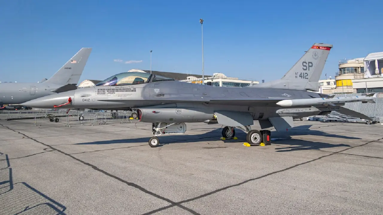 Avión de combate General Dynamics F-16 en la pista durante la exhibición estática del Salón Aeronáutico Internacional de París en el aeropuerto de Le Bourget – PHOTO/Nicolas Economou/NurPhoto/NurPhoto vía AFP